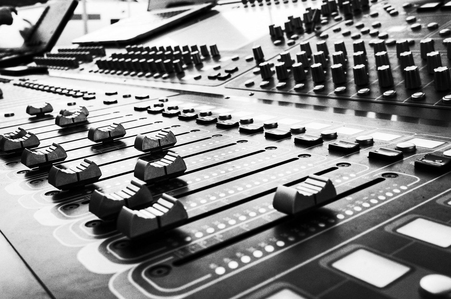 Console de mixage professionnelle en cours d’entretien dans l’atelier
